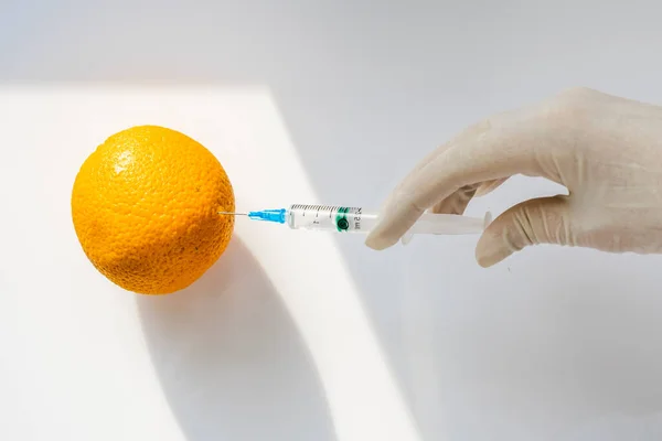 Technicien Laboratoire Portant Des Gants Protection Injecte Une Orange Génie — Photo