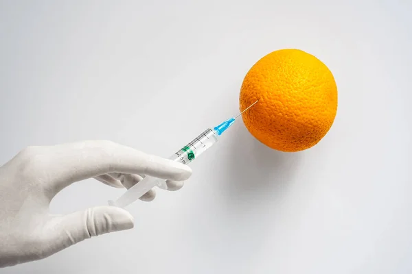 Técnico Laboratorio Que Usa Guantes Protectores Inyecta Una Naranja Ingeniería — Foto de Stock