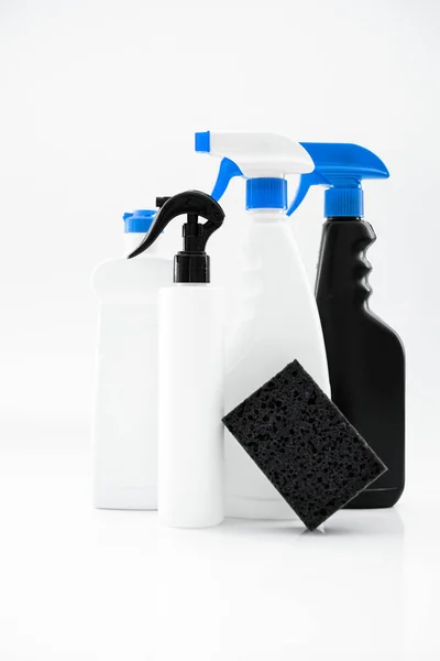 白い背景で洗浄する家庭用化学物質のセット 洗剤の入ったボトルを閉じます モックアップ — ストック写真