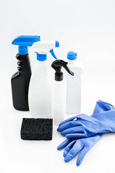 Zestaw Chemikaliów Czyszczenia Białym Tle Myjka Rękawiczki Butelki Detergentami Zbliżenie — Zdjęcie stockowe