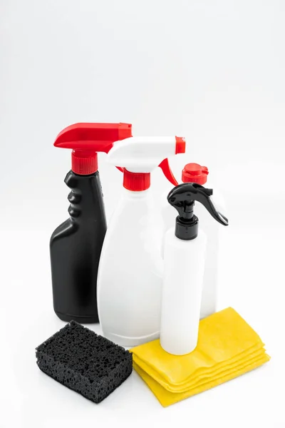 Набір Побутових Хімічних Речовин Прибирання Білому Тлі Мочалка Рукавички Пляшки — стокове фото