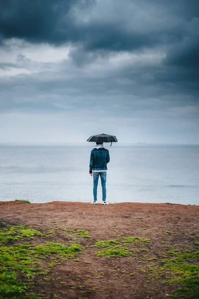 내리게 우산을 절벽에 바다의 경치를 바라봅니다 아름다운 — 스톡 사진