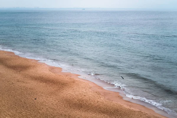 Výhled Moře Prázdná Pláž Oblačného Počasí Klidné Moře — Stock fotografie