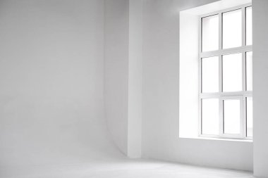 Tüm duvarında panoramik penceresi olan beyaz bir oda. Art Nouveau iç mimarisi. Parlak uzay. fotoğraf stüdyosu 