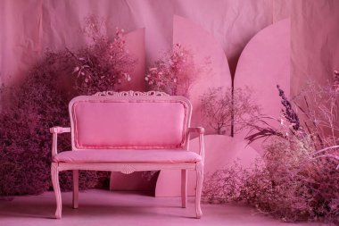 Pembe bir duvarın arkasında pembe bir kanepe. Oyuncak bebek odası bir kız için..