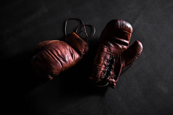 Коричневые Кожаные Боксерские Перчатки Тренировочном Коврике Черный Вид Сзади Mockup — стоковое фото