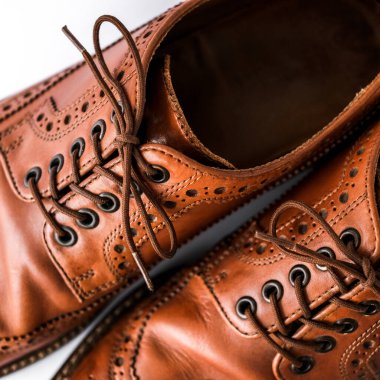 Beyaz bir arka planda kahverengi erkek iç çamaşırları. Klasik erkek ayakkabıları. maketleme