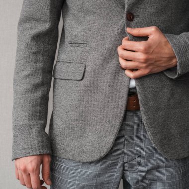 Klasik gri ceketli ve beyaz gömlekli bir adam. Takım elbiseli bir iş adamı. maketleme