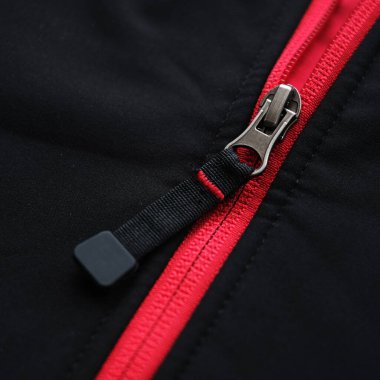 Siyah ceketin üzerinde kırmızı fermuar var. maketleme