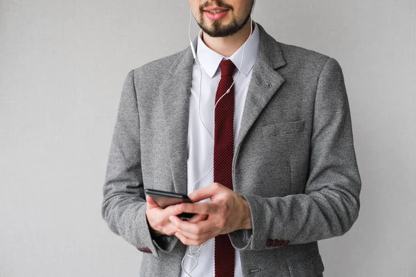 Ein Geschäftsmann Grauen Anzug Hört Musik Telefon Männlicher Chef Kommuniziert — Stockfoto
