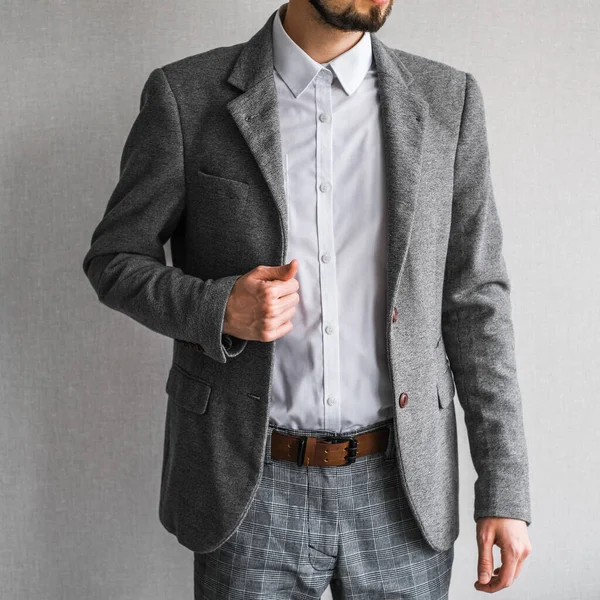Homem Com Uma Jaqueta Cinza Clássico Camisa Branca Fundo Claro — Fotografia de Stock