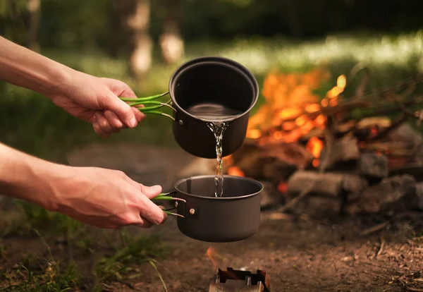 Hombre Bosque Prepara Comida Fuego Descansan Auto Aislamiento Naturaleza Hombre — Foto de Stock