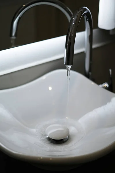 Vodovodní Kohoutek Umyvadle Koncepce Nadměrné Spotřeby Pitné Vody — Stock fotografie