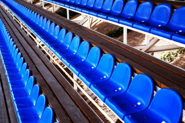 Spor salonundaki mavi plastik koltuklar. Futbol sahasında sandalyeler. arena