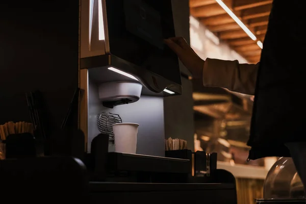 여성은 카페에 서비스 머신을 커피를 커피를 만드는 근처에 여자가 카푸치노를 — 스톡 사진