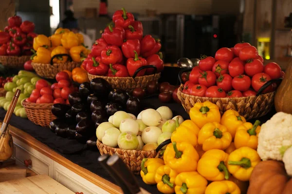 Negozio Verdure Cipolle Zucchine Melanzane Peperoni Pomodori Cavolo Tavola Primo — Foto Stock