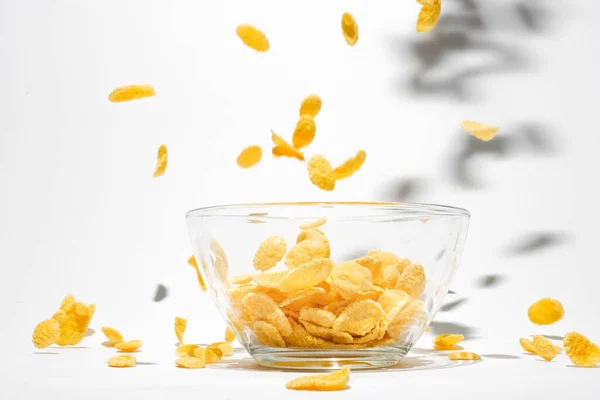 Cornflakes Einem Teller Auf Weißem Hintergrund Trockenes Schnelles Frühstück Amerikanisches — Stockfoto