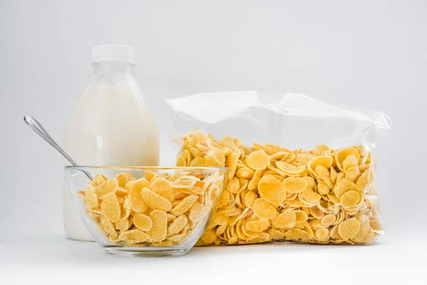 Copos Maíz Con Leche Plato Sobre Fondo Blanco Desayuno Rápido —  Fotos de Stock