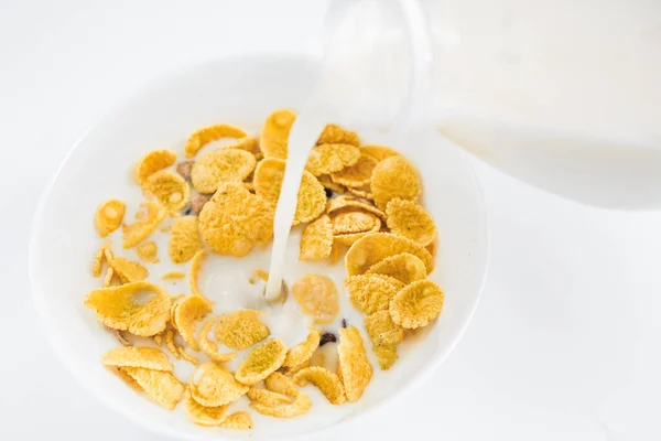Kukuřičné Vločky Mlékem Talíři Bílém Pozadí Suchá Rychlá Snídaně Americké — Stock fotografie
