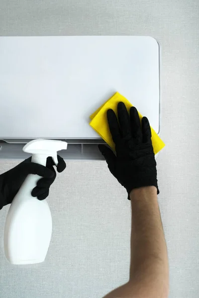 Mężczyzna Czyści Klimatyzator Domu Rękawiczkami Pomocą Specjalnego Narzędzia Firma Sprzątająca — Zdjęcie stockowe