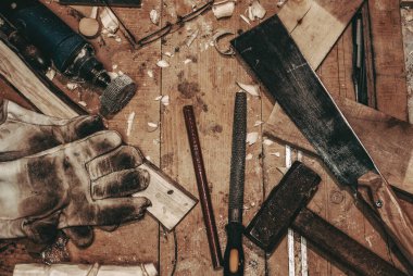 Çatıya ahşap oymak için kullanılan aletler. Ahşap heykellerle çalışan bir adamın atölyesi. maketleme