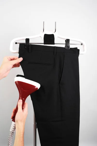 Uomo Stiratura Pantaloni Con Una Piroscafo Lavaggio Secco Dei Vestiti — Foto Stock