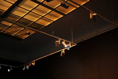 Odanın içindeki cam tavanda lambalar yanıyor. ışıklandırma