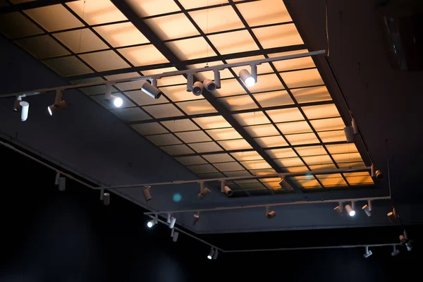 Λαμπτήρες Φωτισμού Στην Γυάλινη Οροφή Στο Εσωτερικό Του Δωματίου Φωτισμός — Φωτογραφία Αρχείου