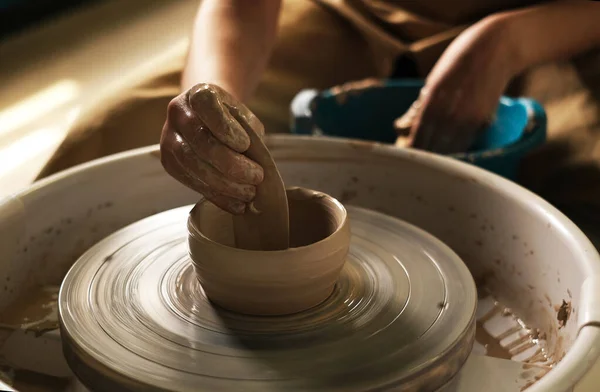 여자는 도공의 바퀴에 접시를 만든다 도자기 분야의 창의적 취미와 — 스톡 사진