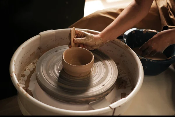 여자는 도공의 바퀴에 접시를 만든다 도자기 분야의 창의적 취미와 — 스톡 사진