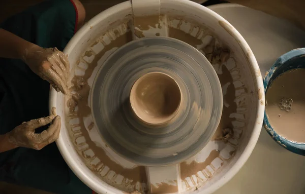 女人在陶工的轮子上做盘子 陶器大师课程 创意工作坊业余爱好和休闲 — 图库照片