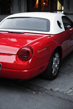 Beyaz çatılı üstü açık eski bir araba. Eski model arabalar yakın plan. Arabanın arka lambası. maketleme