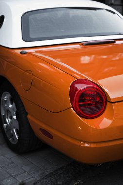 Beyaz çatılı üstü açık eski bir araba. Eski model arabalar yakın plan. Arabanın arka lambası. maketleme