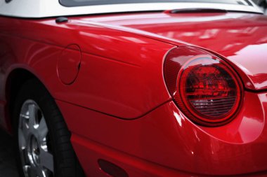 Beyaz çatılı üstü açık eski bir araba. Eski model arabalar yakın plan. Arabanın arka lambası. maketleme