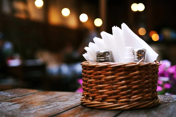 Napkins Pepper Salt Wicker Basket Wooden Table Cafe Table Setting — 图库照片