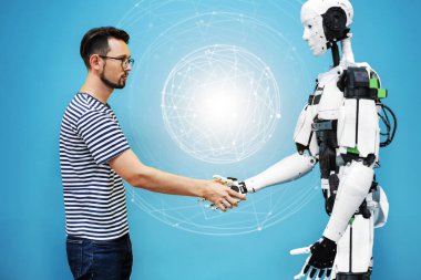 Bir adam robotla tokalaşıyor. Bir robot yaratmak için mühendis. robotik gelecek konsepti