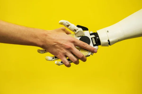 Een Man Schudt Hand Met Een Robot Close Ingenieur Een — Stockfoto