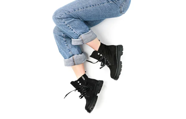 Piernas Una Chica Jeans Zapatos Cuero Negro Una Vista Superior —  Fotos de Stock