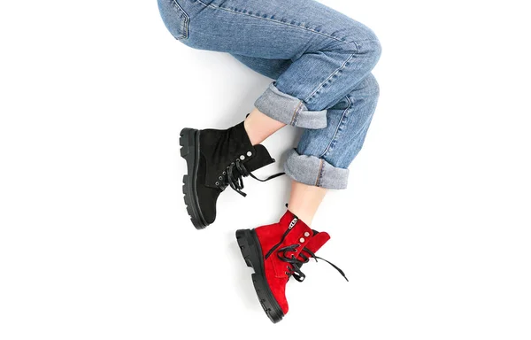 ジーンズの女の子の足と白い背景の上のビューに黒と赤の革の靴 ファッションシューズ秋の春2022 — ストック写真