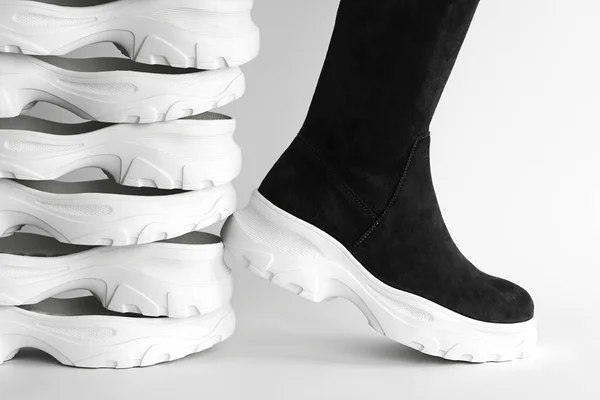 Δερμάτινες Μαύρες Μπότες Λευκή Φωτογραφία Σουέντ Φθινοπωρινές Μπότες Άσπρες Σόλες — Φωτογραφία Αρχείου