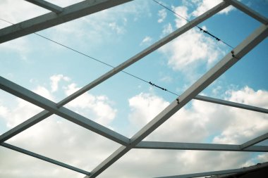 Havaalanının cam çatısı. Tavanda cam olan metal bir yapı.