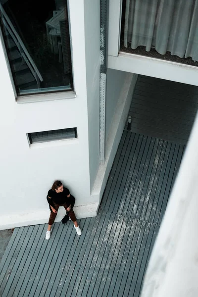 Modelo Menina Fica Terraço Sua Casa Vista Superior Propaganda Roupas — Fotografia de Stock