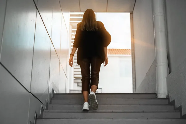 Beautiful Young Successful Woman Walking Stairs Career Advancement Concept — Stock Photo, Image