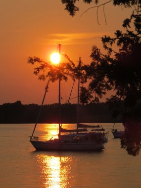 gün batımında yelkenli