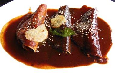 Enchiladas köstebek soslu