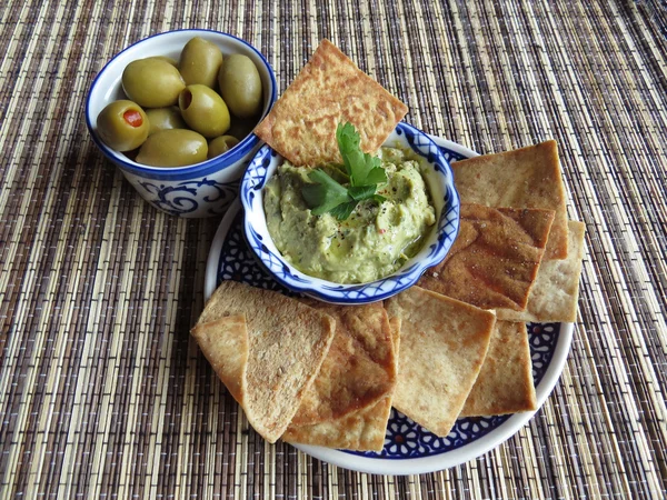 Snacks mit Oliven und Humus lizenzfreie Stockbilder