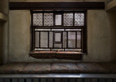 Ahşap pencere (Mashrabiya) ve yerleşik bir kanepe yaşlı Interleaved