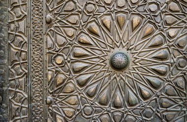 Eski bir cami, eski Kahire bronz-plaka kapı süsleri