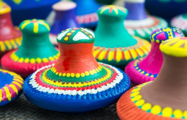 seramik kaplar üst kapakları