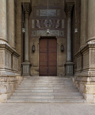 Merdiven ve tarihi camiye, Cairo önde gelen ahşap kapı